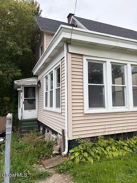 3rd image of 105 Burwell Street