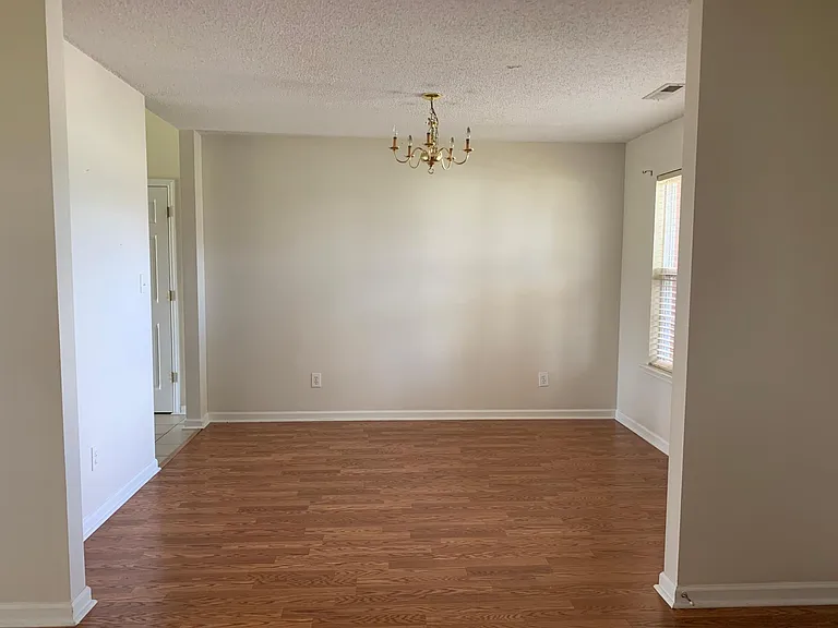 110 Meadowglade Ln — Photo 4