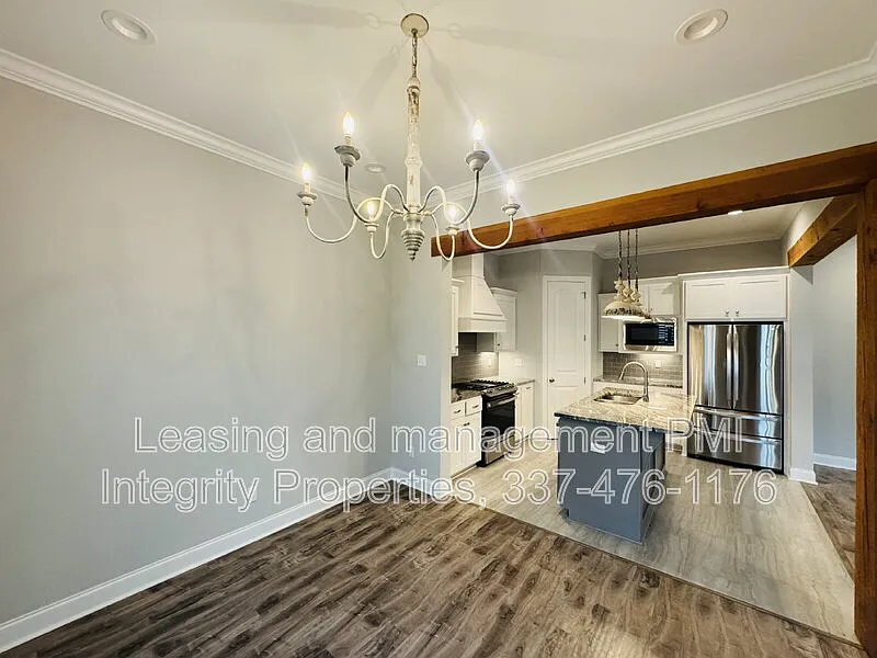 3 bed, 2.0 bath, 1802 sqft, $2,400 — Photo 2