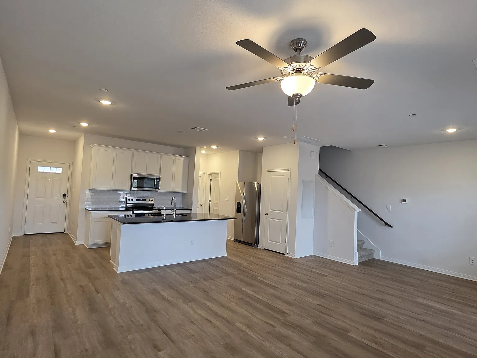 3 bed, 2.5 bath, 1623 sqft, $2,100 — Photo 2