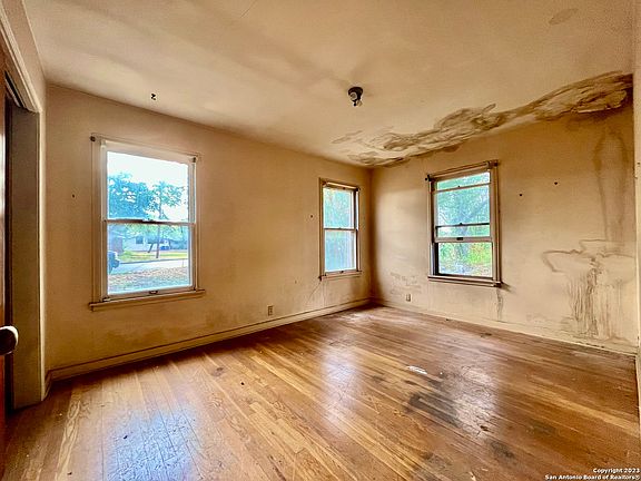 3rd image of 726 KASHMUIR PL