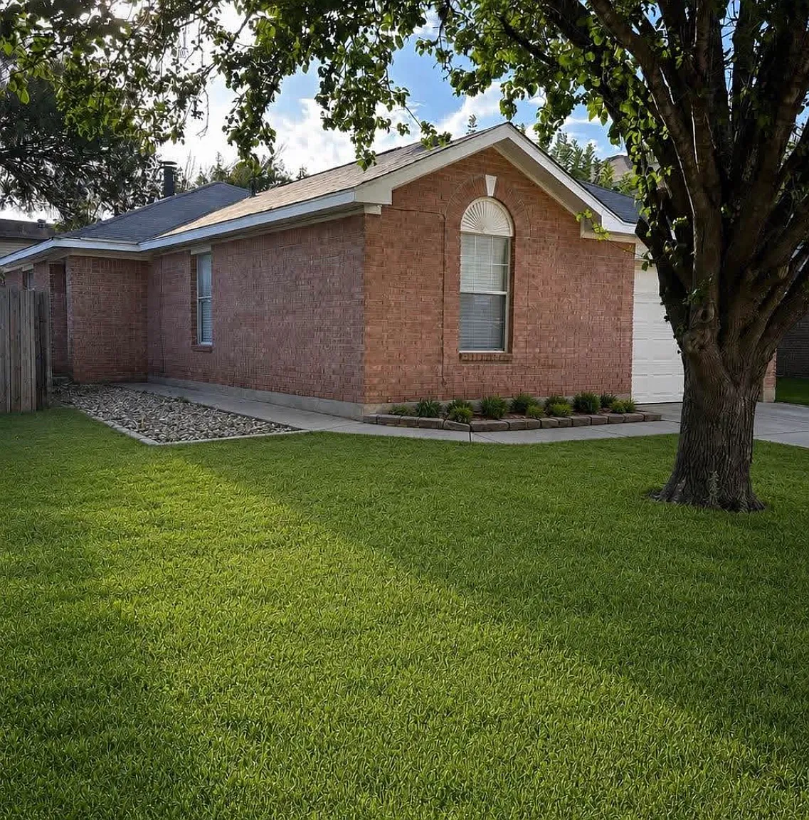 3 bed, 1224 sqft, $1,600 — Photo 1