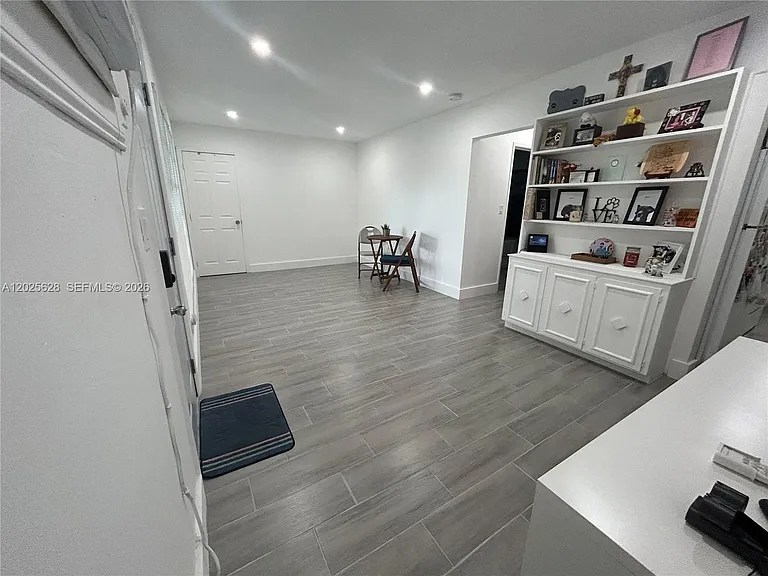 1019 NE 17th Ter #4 — Photo 1