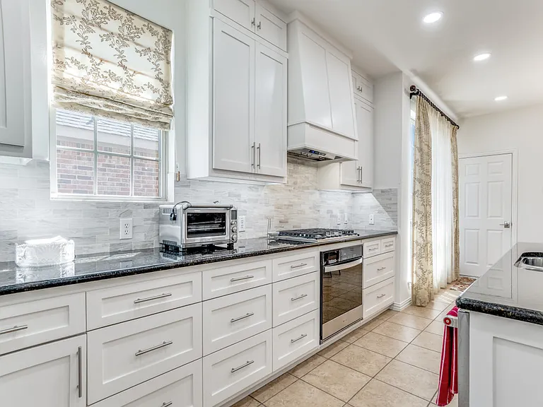 7110 Waterbury Dr — Photo 5