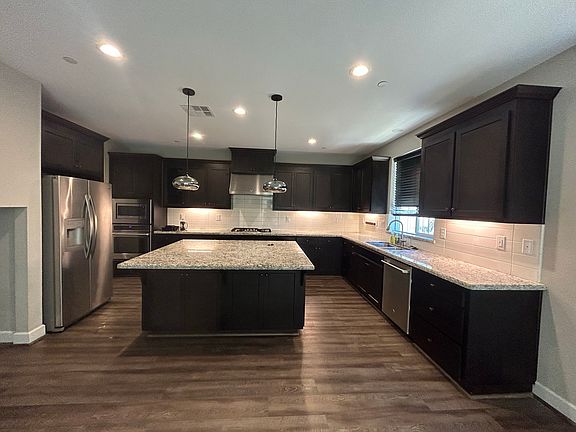 2nd image of 942 Woodbury Ln