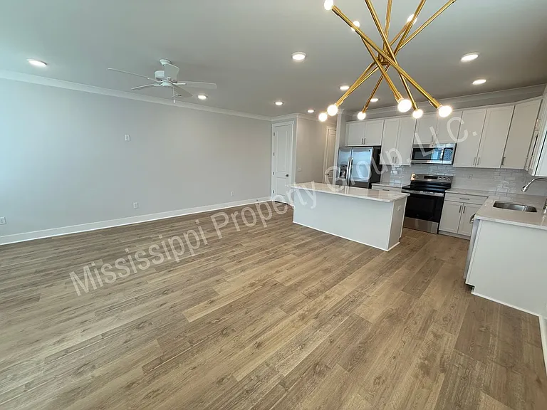 611 Miramar Ln — Photo 4