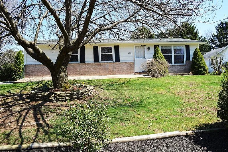 1050 James Ave photo 1