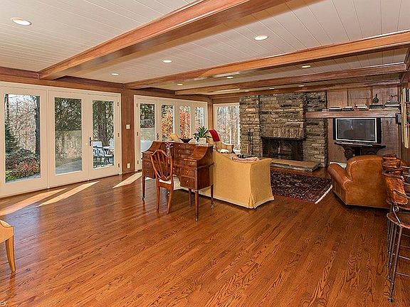 3rd image of 3225 Crabtree Ln