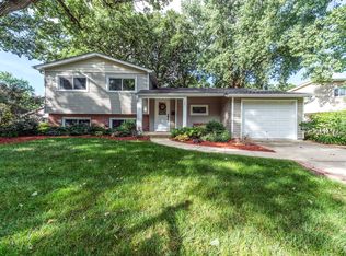 425 Spruce Dr, Schaumburg, IL 60193