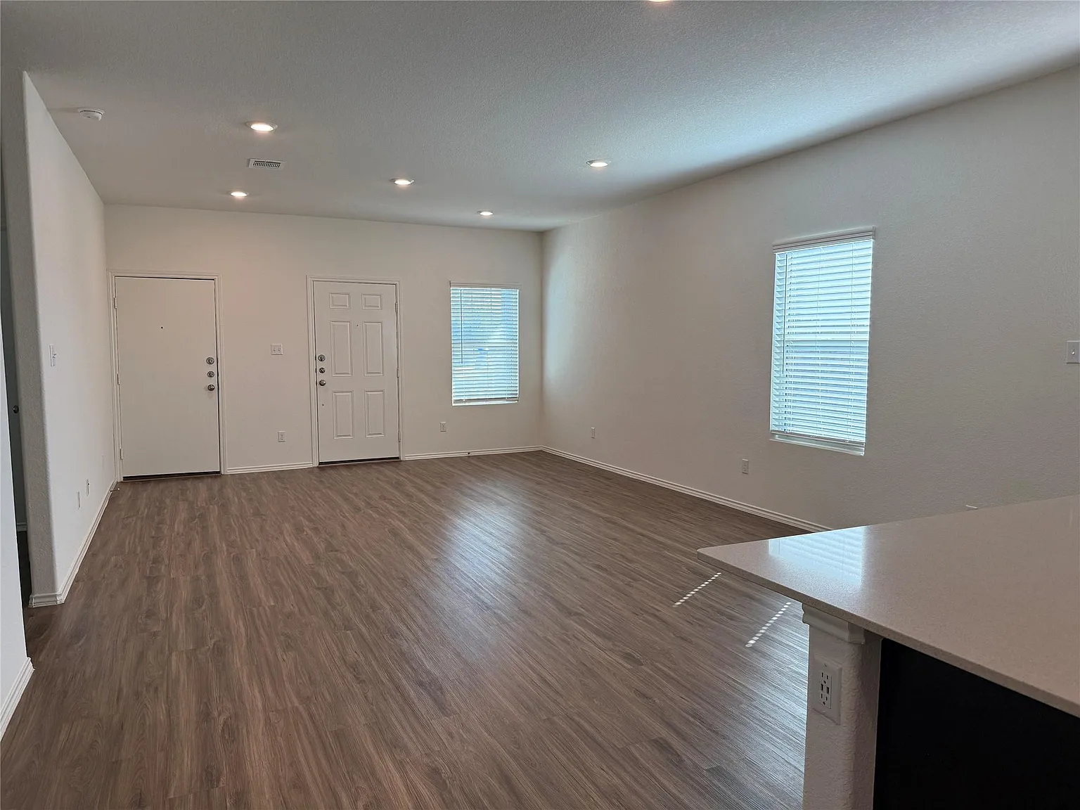3 bed, 2.0 bath, 1266 sqft, $2,119 — Photo 4