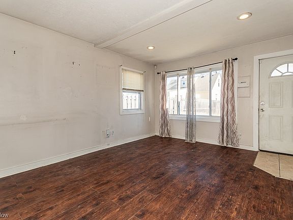 3rd image of 246 E 260th St