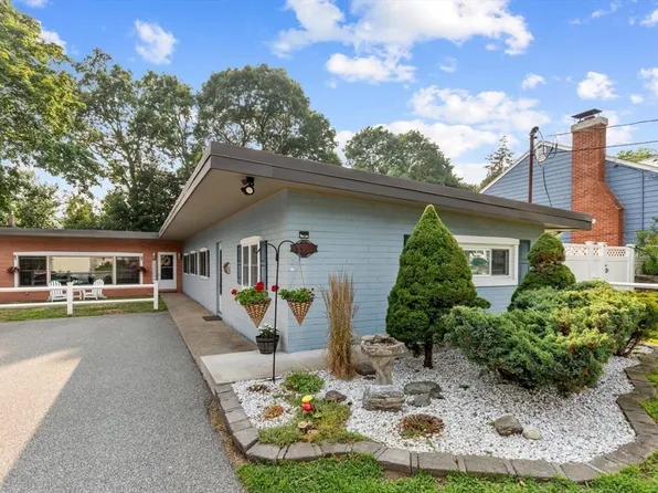 34 Oak St, Stoneham, MA 02180
