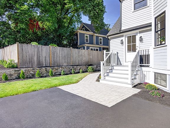 4th image of 210 Summer St