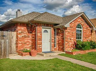 2104 S Robinson Ave, Moore, OK 73170