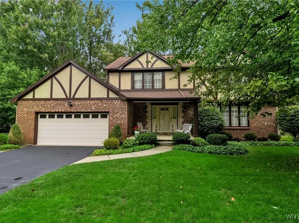 31 Shadow Wood Dr, East Amherst, NY 14051