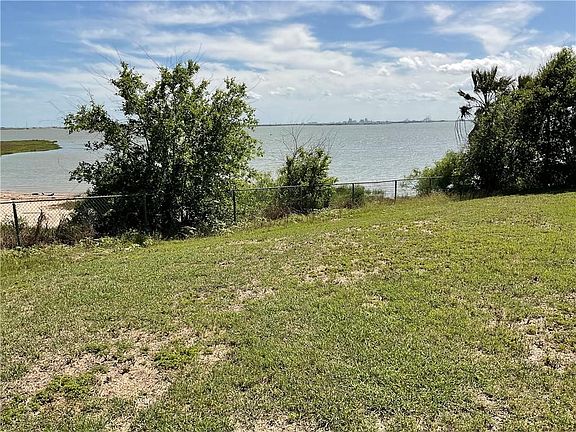 5th image of 1014 Bluff Dr