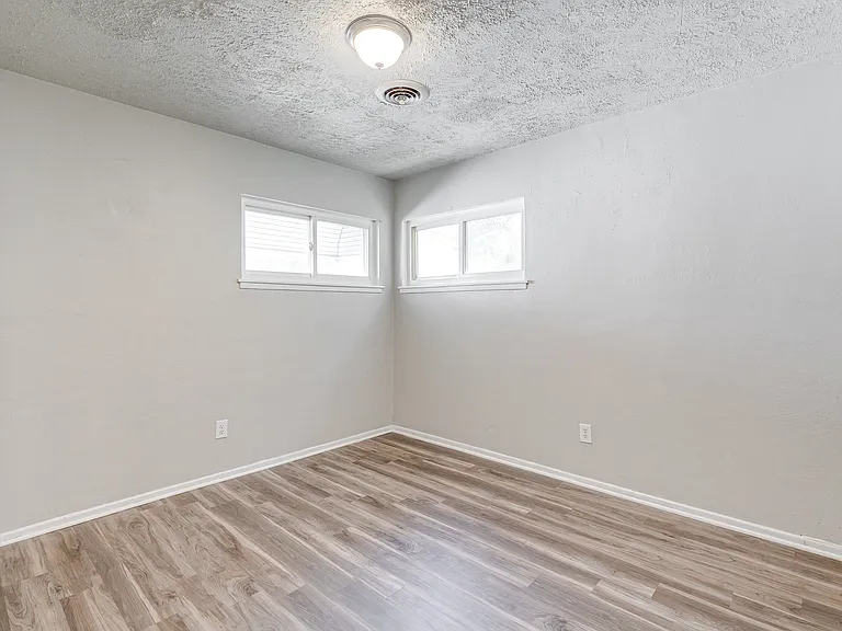 2106 Wood St — Photo 14