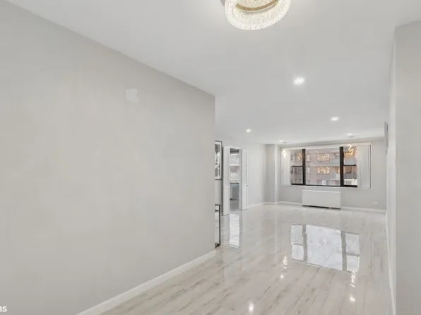 305 East 40th Street image 13 of 23