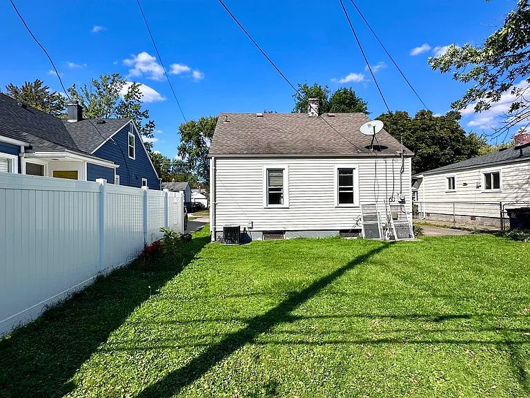 2404 Rowland Ave — Photo 31