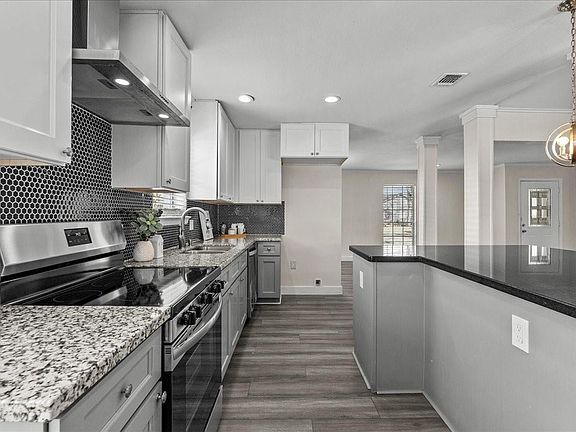 5th image of 15514 Diana Ln