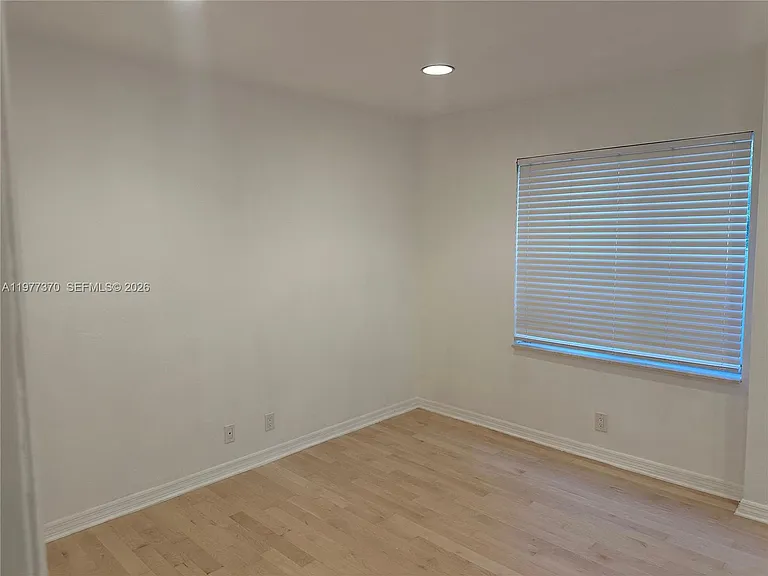 725 Navarre Ave — Photo 12