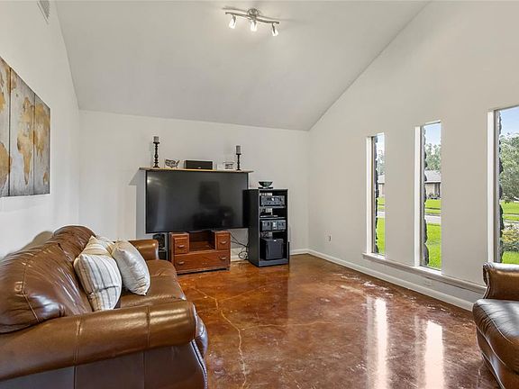 5th image of 410 Helen Dr