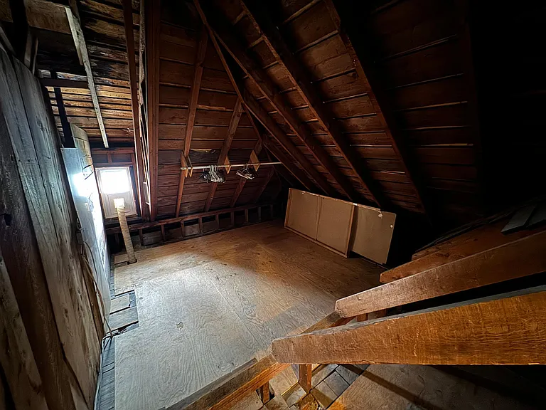 3rd floor walk-in attic