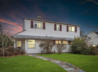 47 Tanager Ln, Levittown, NY 11756