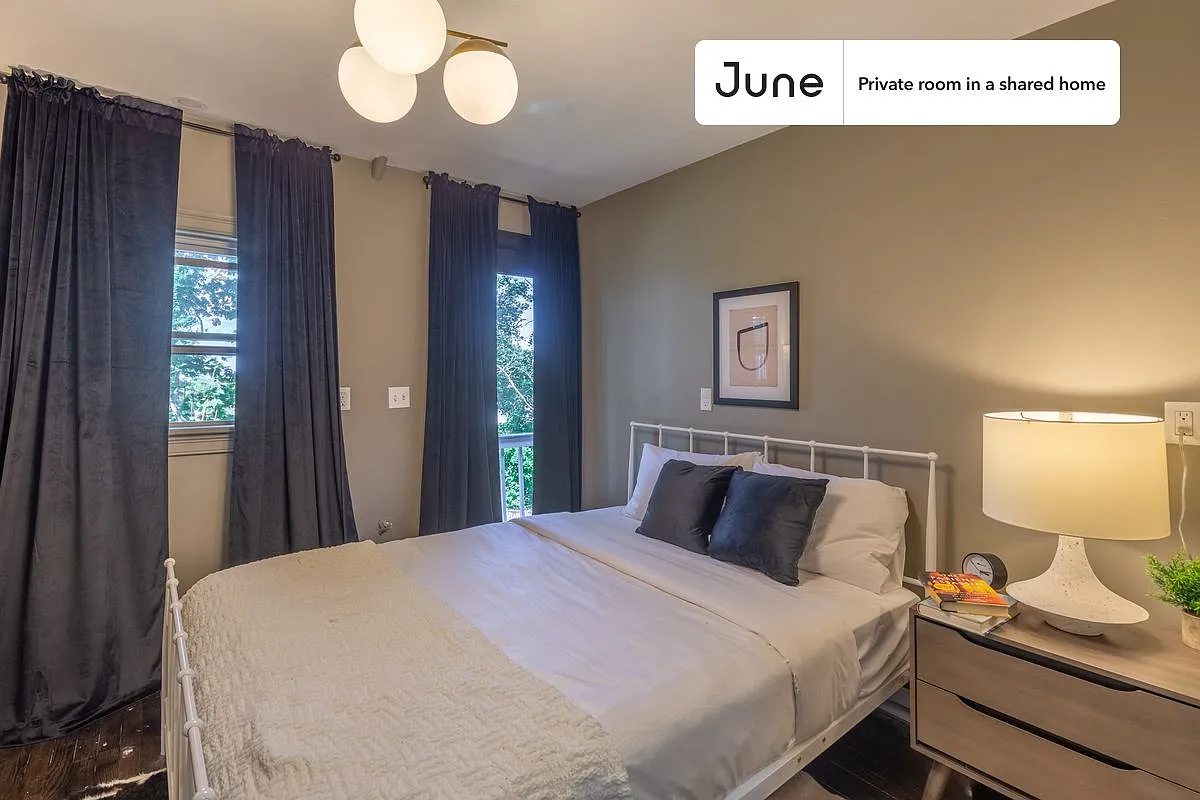 Queen bedroom in 6 bed/4 bath home in Brighton #206 F — Photo 1