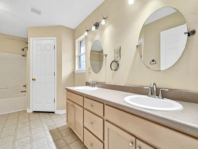 9750 Parker Lake Cir — Photo 16