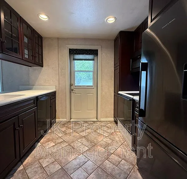 921 Avenue B NW — Photo 2