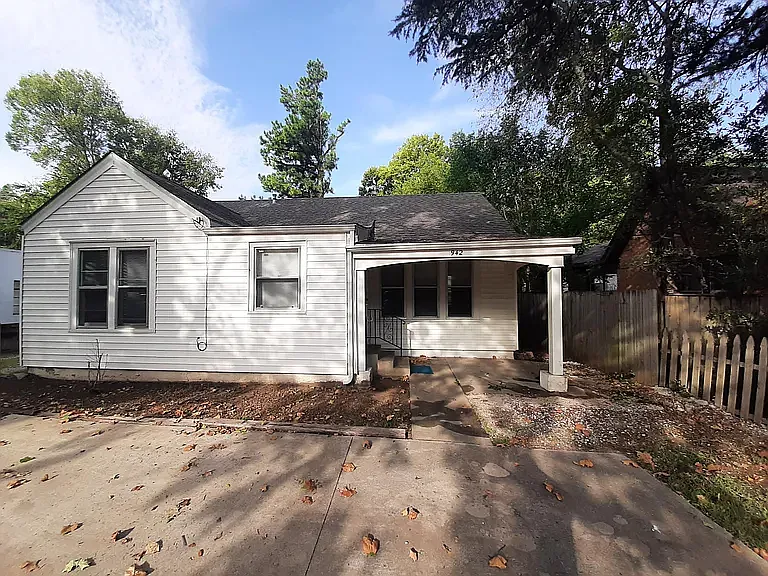 942 S Flood Ave