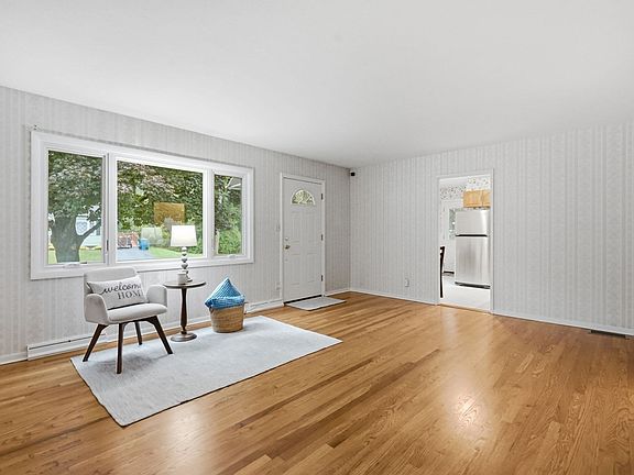 4th image of 161 Wolcott Ave