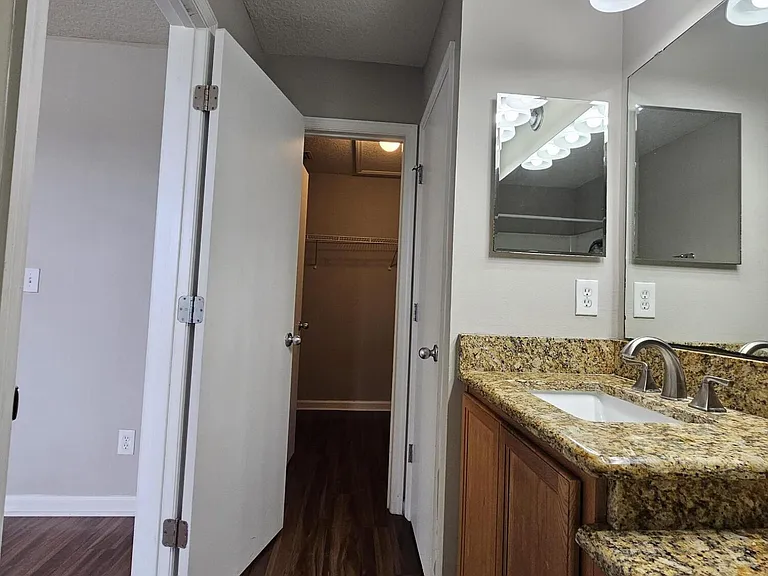 2334 Sunset Bluff Dr — Photo 13