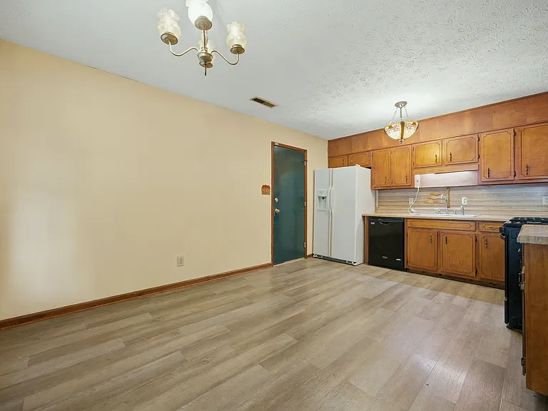 1701 Rose Garden Ln — Photo 12