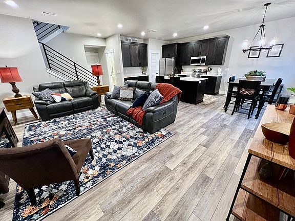 Open greatroom floorplan light & cheery