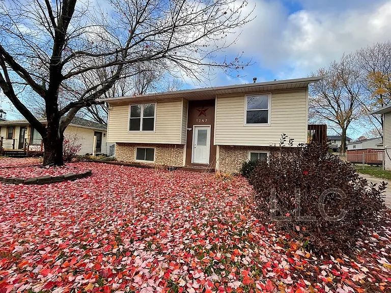 1242 Edgewood Dr — Photo 1