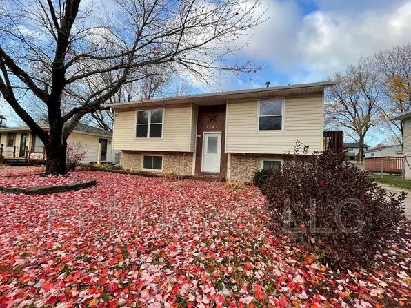 1242 Edgewood Dr, Waterloo, IA 50701