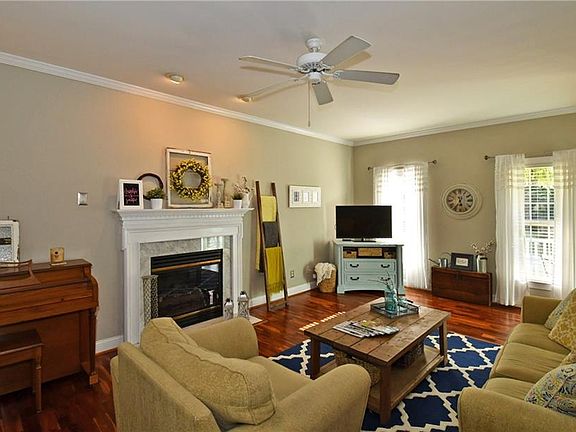 3rd image of 115 Ivywood Ct