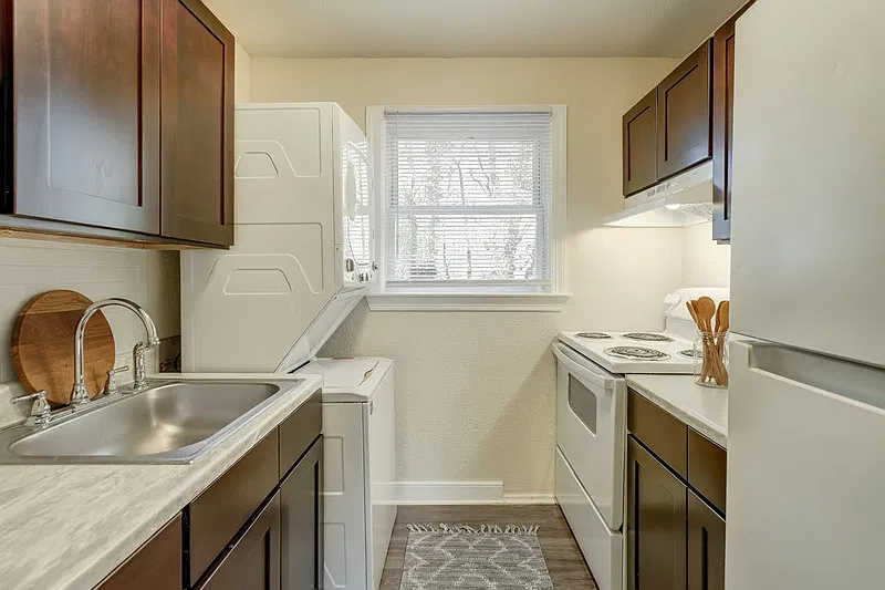 2 bed, 1.0 bath, 1000 sqft, $995 — Photo 2