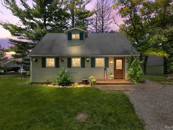 8110 W Circle Dr, Clarkston, MI 48348