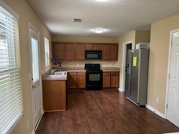 Kitchen with outdoor access to covered patio