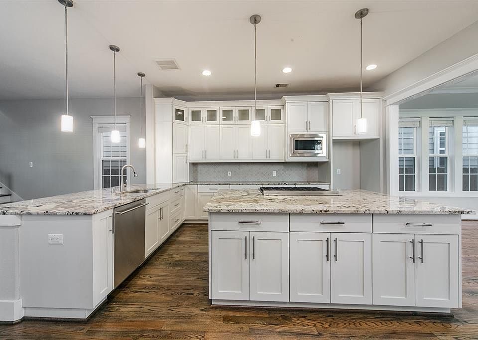 1st image of 402 W 28th St