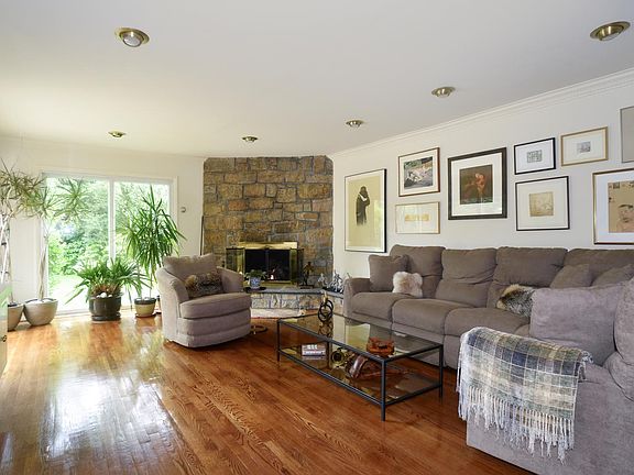 2nd image of 19 A Somerset Dr S