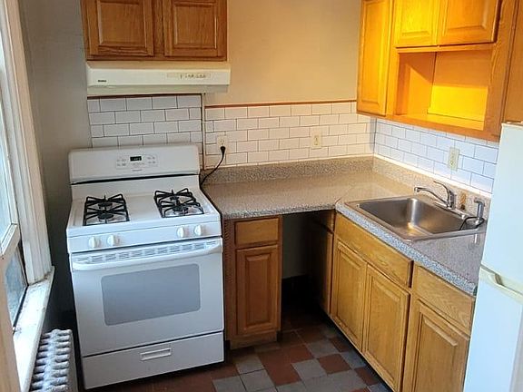 5th image of 261 Grand St Basement F
