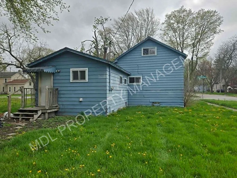 1402 Cass St — Photo 15