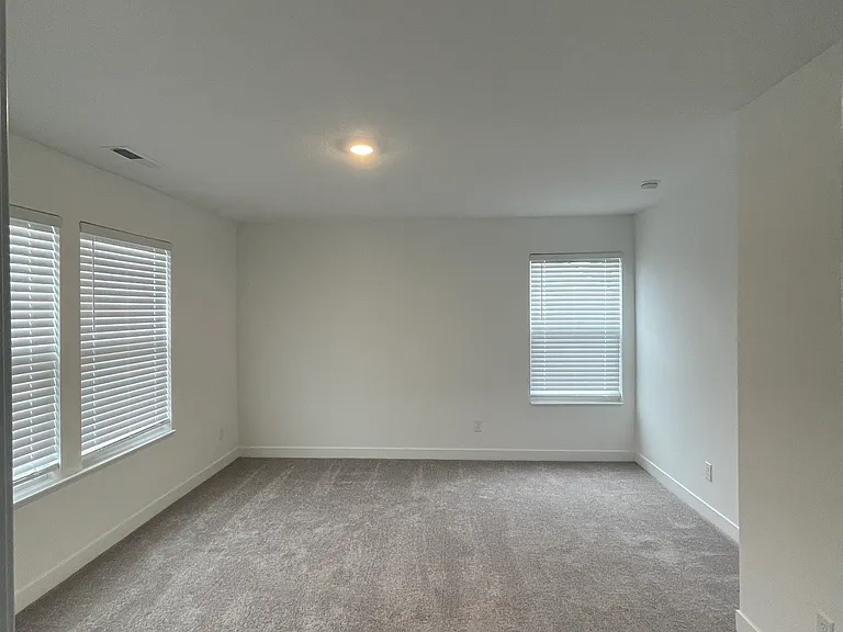 1717 Woods Edge Dr — Photo 6