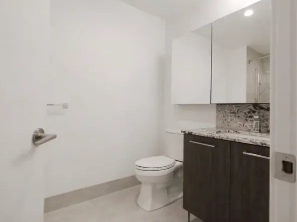 825 N Hudson Ave #1090, Chicago, IL 60610