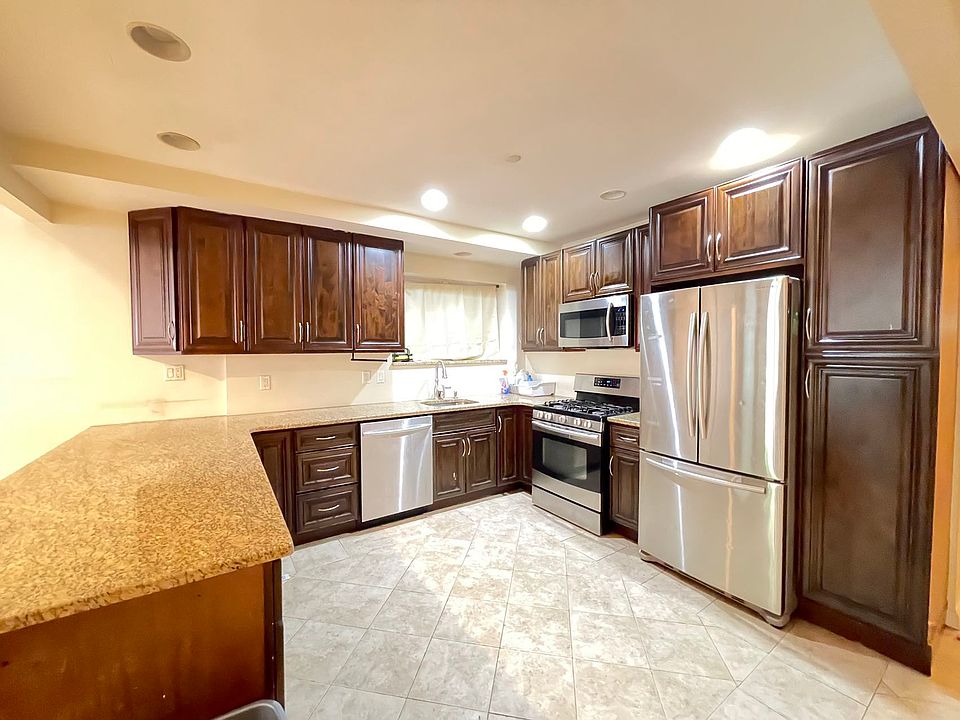 1st image of 3062 Roberts Ave #1