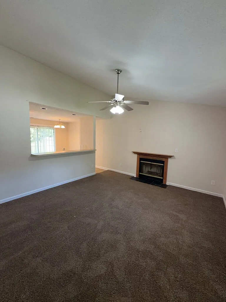 3 bed, 2.0 bath, 1066 sqft, $1,400 — Photo 2